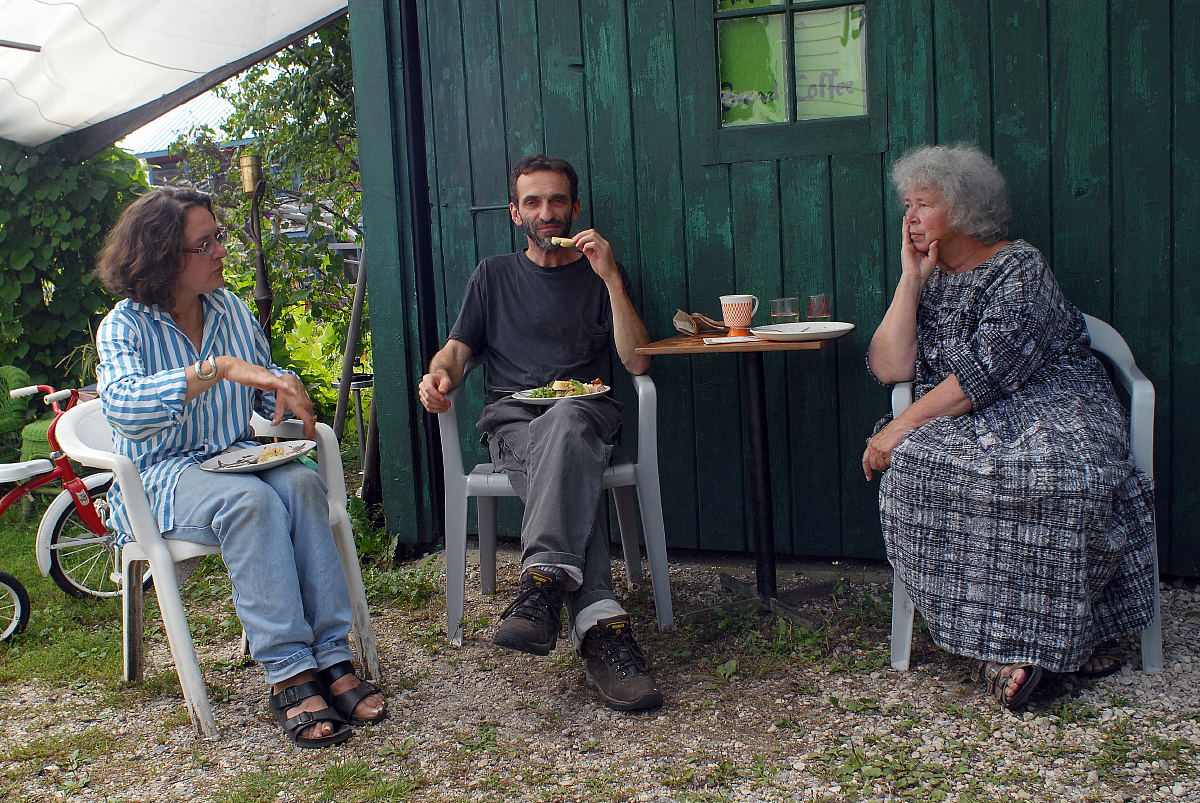 Elizabeth Proudfoot, Jules Chamberlain, Hedy Muysson in 2004