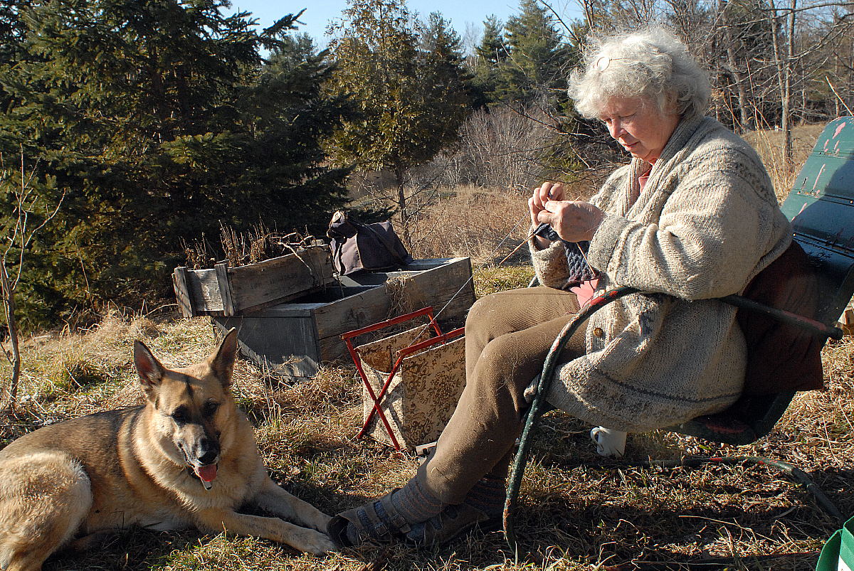 Hedy Muysson knitting outdoors