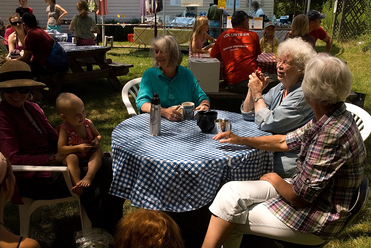 Hedy Muysson with friends at the farmers market in 2012